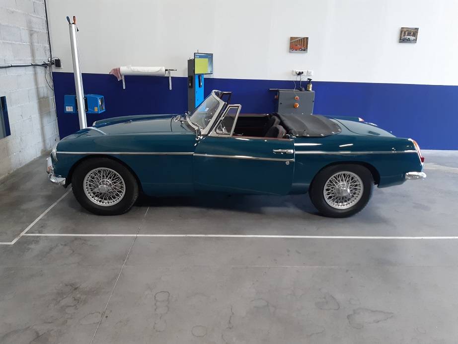 voiture bleu foncé